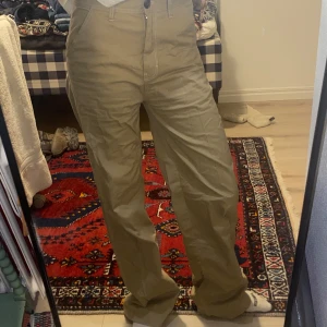 Beiga vida byxor - Beiga vida byxor, jag har sytt in dem längs hela grensömmen (bild 3). För stora på mig som har 34/36 i byxor💕FÖRESLÅ PRIS