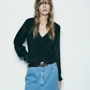 Zara blus - Säljer en svart blus från zara. Använt den 1 gång därför säljer jag den. Den är i storlek M men är mera som en S.  Köpt för 259💓