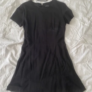 Svart klänning - Fin svart sarin ish klänning från mango i storlek M, dma vid fler frågor eller bilder