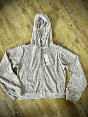 Hoodie i velour - Luvtröja i velour. Ny med prislappar på 