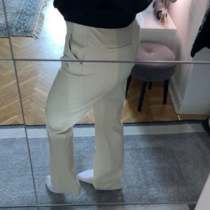 Kostymbyxor HM - Ljusa/ vitbeiga kostymbyxor från HM i mycket bra skick🤍💛