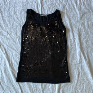 Paljetttopp  - Bra skick! En fläck som knappt syns men visar i sista bilden, storlek står ej men skulle gissa på L🫶