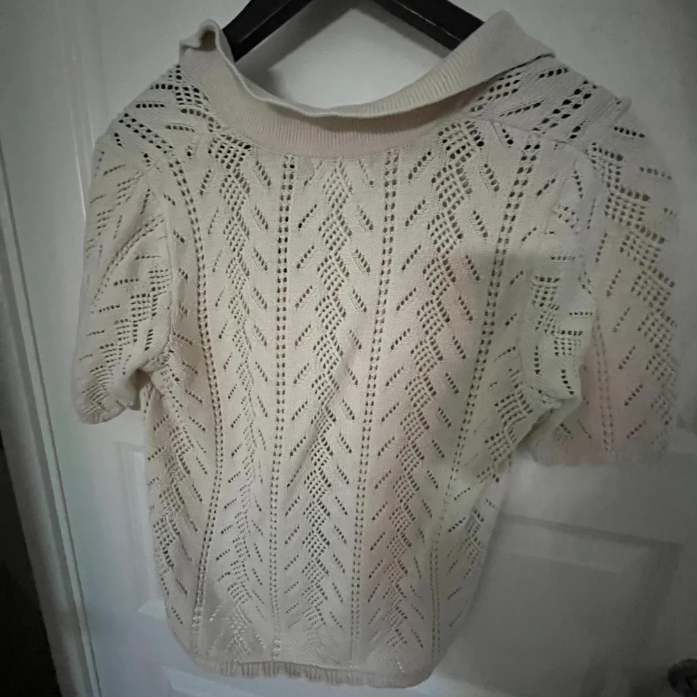 Denna tröja från Lindex är i bra kvalite och inga synliga defekter. Säljer då den är för liten men annars jättefin!. Stickat.