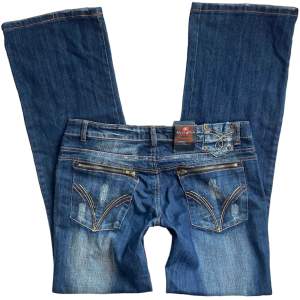 Nya lågmidjade raka distressed jeans med detaljer och lapp kvar 💙MIDJEMÅTT: 85 cm. INNERBENSLÄNGD: 85 cm. GRENDJUP: 19 cm. Jag har strl S och är 167 cm för referens!!
