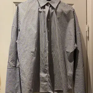 Randig skjorta från MQ storlek XS, säljes då den tyvärr inte kommer till användning☺️