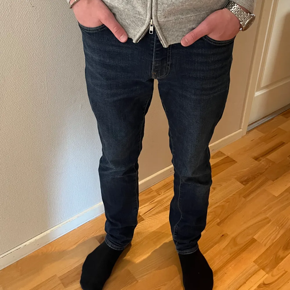 🟦 säljer dessa extremt feta Levi’s 511 i storleken 30/32. Skick: 9/10. Priset är inte hugget i sten, hör gärna av er vid frågor eller för fler bilder. . Jeans & Byxor.