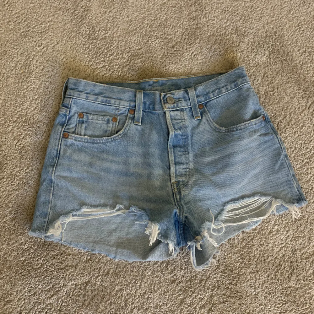 Säljer dessa Levis shorts för att dem är för stora på mig tyvärr❤️ men dem är i fint skick och är nästan helt oanvända❤️❤️. Shorts.