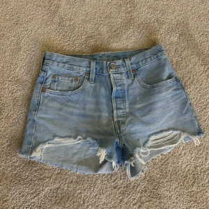 501 Levi’s jeans shorts🤍 - Säljer dessa Levis shorts för att dem är för stora på mig tyvärr❤️ men dem är i fint skick och är nästan helt oanvända❤️❤️