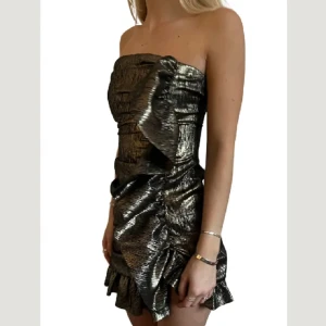 Guldig miniklänning Zara - Säljer finaste, guldiga klänningen från Zara i storlek S (passar även xs, liten i storleken) ⭐️😇 kommer ej till användning 💞