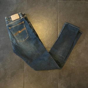 Nudie jeans - - Märke: Nudie Jeans - Modell: Skinny Lin - Färg: mörkblåa med slitningar  - Storlek: W29 L34 - Skick: Ser väldigt bra ut, bara slitningarna men de ska vara där 8/10   Nypris: 1200 Pris: 400kr Skriv om ni är intresserade eller har frågor!!