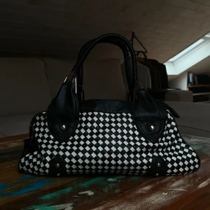 Rutig väska - Handväska med svartvitt rutmönster som är flätat. Väldigt rymlig för dens storlek, 3 olika fack med dragkedja🖤🤍