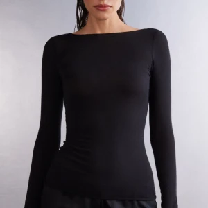 Intimissimi tröja  - En liknande intimissmi tröja i svart, andvänd endast en gång. Kontakta gärna för mer info💕