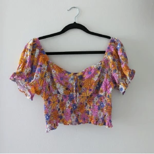 Blommig topp - Sparsamt använd söt topp, sitter fint på! 