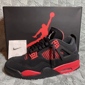 Jordan 4 red thunder  - Säljer ett par snygga Jordan 4 i storlek 42 cond  7-8/10. Riktig bra skick förutom att höger bak på skon är lite skadad (se bil 3). Självklart äkta Box tillkommer ej. Bara att skriv vid fundering. (Priset är inte hugget i sten) 