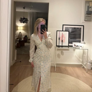 Sommarklänning - Intressekoll på denna underbara klänning, använd 1 gång så den är i mycket gott skick, Köptes förra sommaren och är i storlek 34/XS