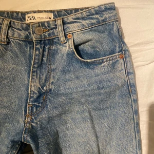 Midwaist zara jeans - The midwaist straight. Jeans från zara i storlek 36
