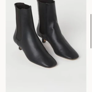 SÖKER kitten heel boots från HM i storlek 39 - Hör av dig om du har dessa och vill sälja :) 