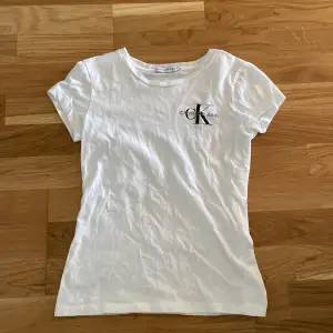 snygg t-shirt från Calvin Klein i bra skick. 