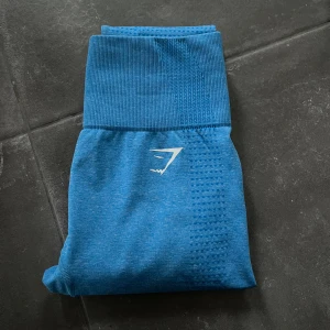 Helt nya träningstights från gymstark💙 - Gymsharks populäraste tights💙 aldrig används pga fel storlek. Jättefin blå färg!!! 