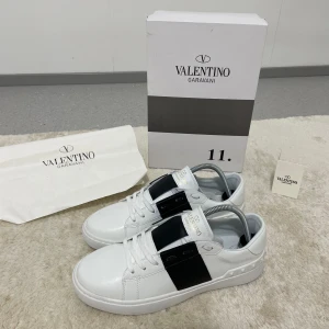 Valentino skor - Hej, säljer dessa helt nya valentinos för endast 1000kr, top skick helt nya 10/10, storlek 42/43, priset beror på att jag inte vet om de är äkta eller inte!