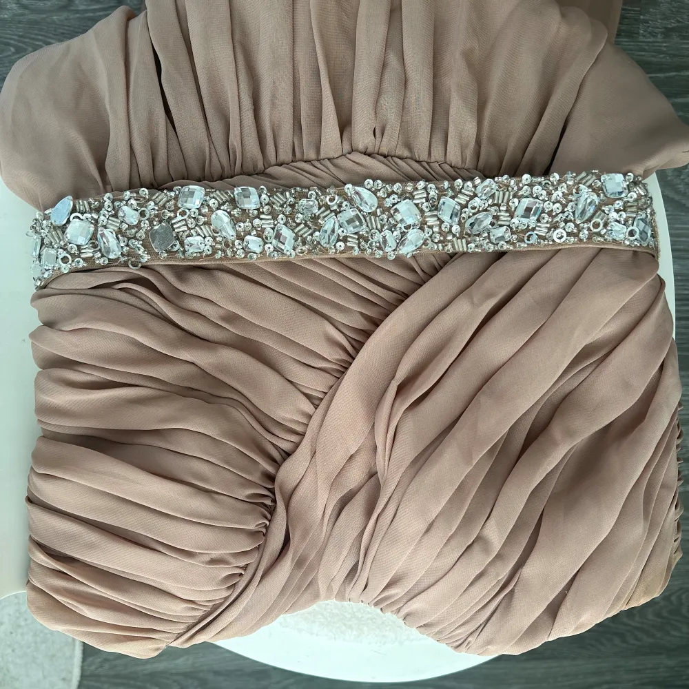 Forever yours balklänning 🤎🤍 paljett glitter bälte som man kan ta av. Aldrig använd. Storlek s . Klänningar.