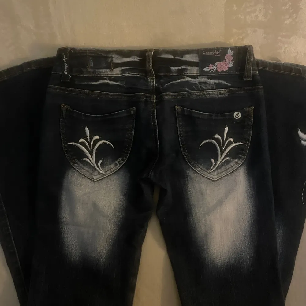 Säljer dessa superfina Crazy Age jeans. I nyskick och passar lågmidjat och bootcut. Kan skicka mått om det önskas! Kolla gärna min profil då jag lägger upp mycket liknande 💛. Jeans & Byxor.
