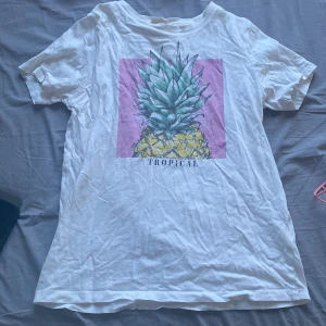 Jätte fin ananas tröja  - Super skön och gullig tröja från hm, köpt 2020 för 150kr💗