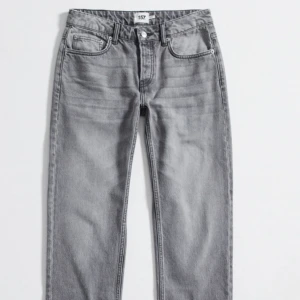 Lågmidjade jeans - Gråa jeans lågmidjade ifrån lager 157, modell icon, använda fåtal gånger så super fint kvalitet! St M