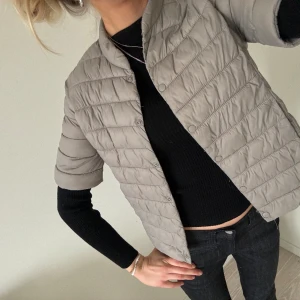 Kortärmad dunjacka - Så sjukt snygg kortärmad dunjacka från h&m som är köpt för några år sedan så finns inte kvar att köpa💕 sparsamt använd och fint skick