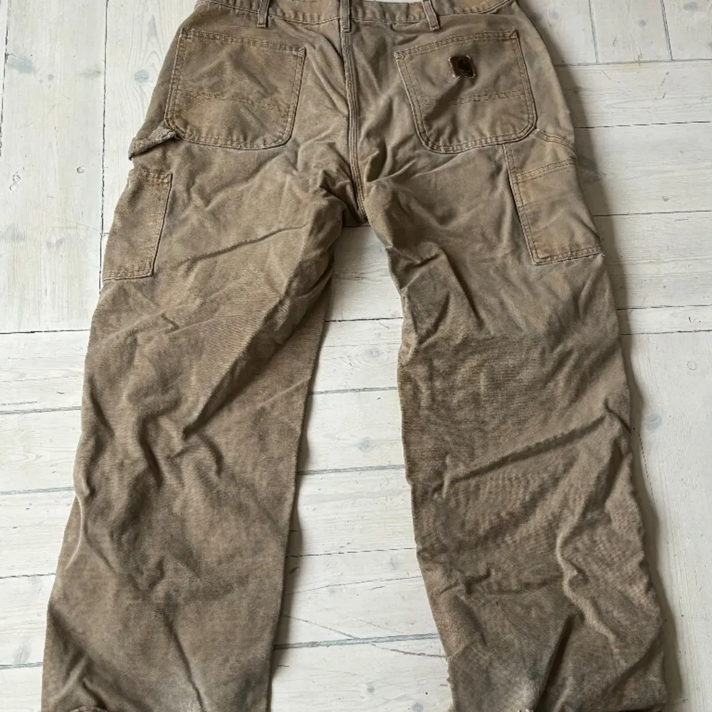 Feta beiga Carhartt workpants från ettresex. 🔶Storlek 36 30 🔶Köpte dem för 800 nu säljer jag dem för 300. Pris kan diskuteras 💲💰. Jeans & Byxor.