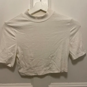 T-shirt - Vit magtröjad T-shirt!!