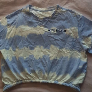 Cropped t-shirt - Blå och vit t-shirt. Storlek 146-152. Preppy t-shirt, passar för barn. DM för köp och plats!