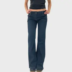 33. Lågmidjade jeans med coola fickor  Pris: 599 kr Frakt: 60 kr  Modellen är 172 cm lång och bär vanligtvis 34/36 