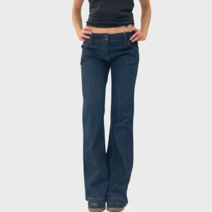  33. Lågmidjade jeans med coola fickor  - 33. Lågmidjade jeans med coola fickor  Pris: 599 kr Frakt: 60 kr  Modellen är 172 cm lång och bär vanligtvis 34/36 