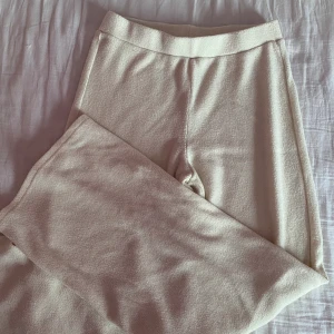 Mjukisbyxor  - Vita mjukisbyxor från KappAhl storlek 158 