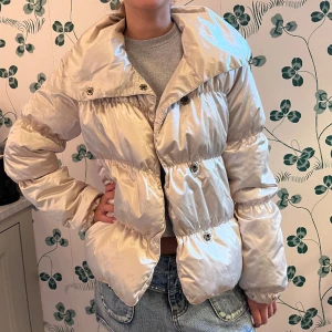 Jacka!  - Så snygg jacka som är perfekt att ha under dom lite kallare dagarna i vår