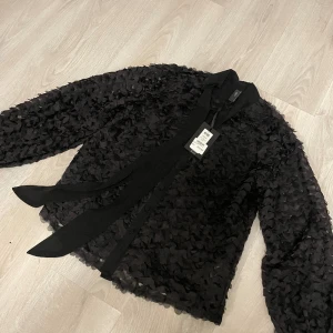 Svart blus  - En såååå fin svar blus som aldrig används (helt ny). Ordinarie pris: 599 mitt pris kan diskuteras🖤🌼
