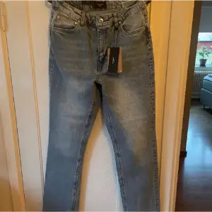 Blåa jeans från Vero Moda i storlek W:28 L:32. De är oanvända och lappen är kvar! Säljer pga att de inte kommer till användning. Nypris 449, pris kan diskuteras vid snabb affär💙
