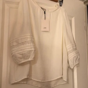 Blus/topp från JDY - En helt oanvänd blus ifrån JDY. Prislapp kvar. Ser stor ut på bilden men sitter till ungefär midjan. Köpte för 259