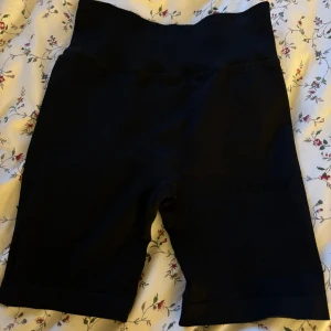 tränings shorts - köpt från ullared, storlek 36/38, ribbat material 