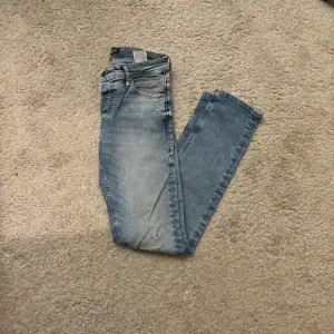 Säljer dessa asfeta ripped jeans. De är i princip nya utan prislappar. Det är i en snygg blå färg som är perfekt till våren/sommarn. Storleken är i W28 L32. Hör av er vid frågor och funderingar!🫡
