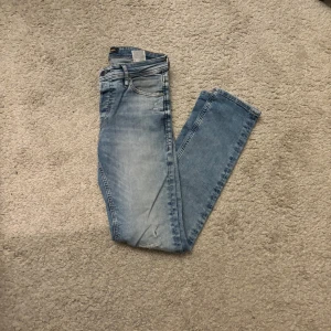 Jack and Jones jeans - Säljer dessa asfeta ripped jeans. De är i princip nya utan prislappar. Det är i en snygg blå färg som är perfekt till våren/sommarn. Storleken är i W28 L32. Hör av er vid frågor och funderingar!🫡