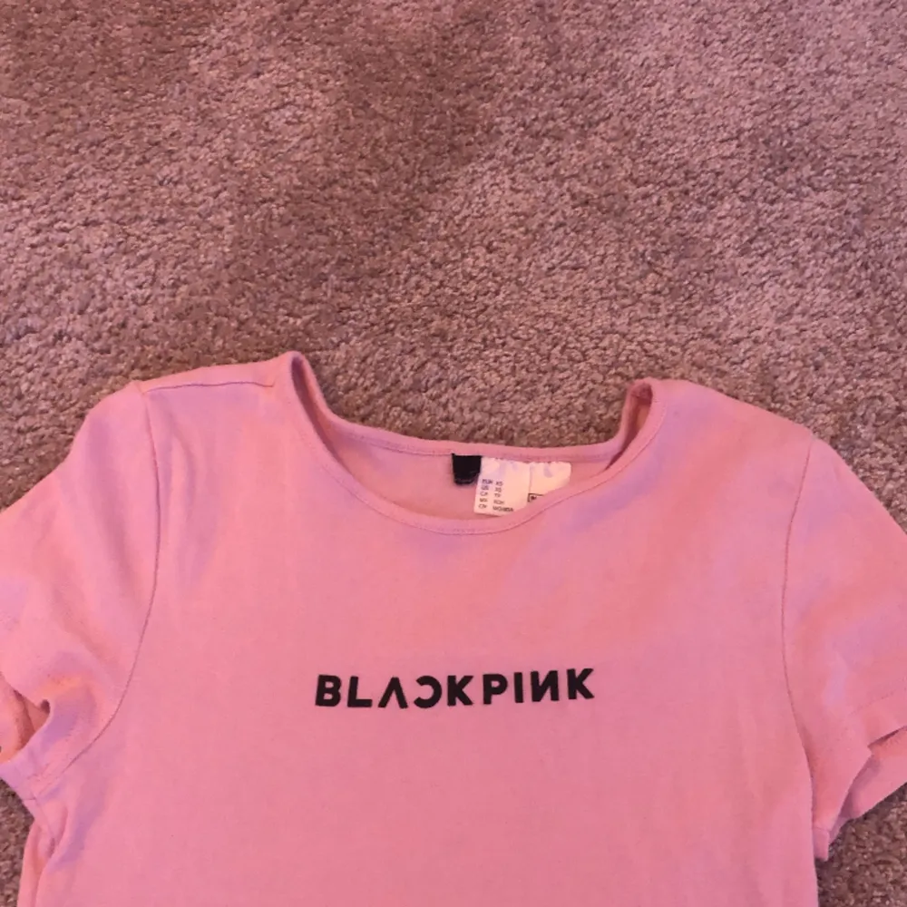 Ljusrosa blacpink t shirt , super mjuk och perfekt skick använt få gånger. . Blusar.