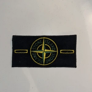 Stone island badge  - Säljer min Stone island badge då tröjan den tillhör behövde slängas! En knapp ingår! Tänker mig 100kr, men det är diskuterbart! Hör av er vid frågor eller efterfrågan av fler bilder! 