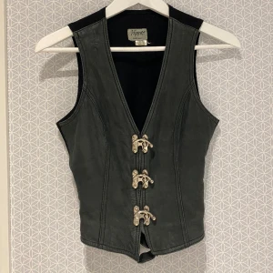 Cool väst med låsspännen  - Superhäftig väst köpt på Humana för ca 1 år sen. Använd 2 ggr. Spännena är som 3 ”lås”. Skulle säga storlek XS-S men elastisk i ryggen så kanske kan M funka❤️‍🔥