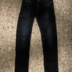 Säljer Replay jeans ronas storlek waist 30 Length 32 eftersom de inte passar längre  - Slim-fit stil på jeansen nypris 1400 kr mitt pris 300 kr