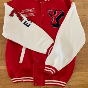 Röd Baseball jacka! - En röd baseball jacka från zara barn, i storlek 158/164 skulle säga S/M!🫶