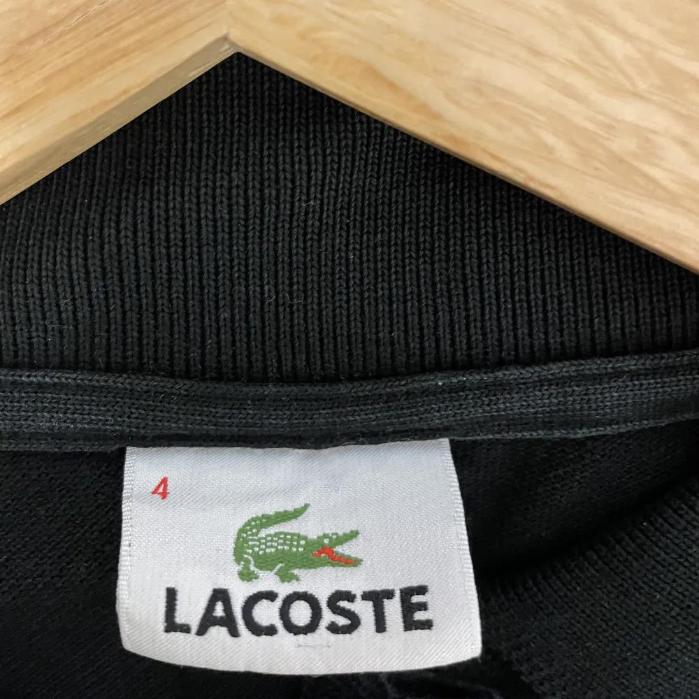 Unisex lacoste tröja i storlek  S/M/L beroende på hur man vill att den ska sitta!🫶🏼 Tjockt tyg, kan även användas som kofta.. Tröjor & Koftor.