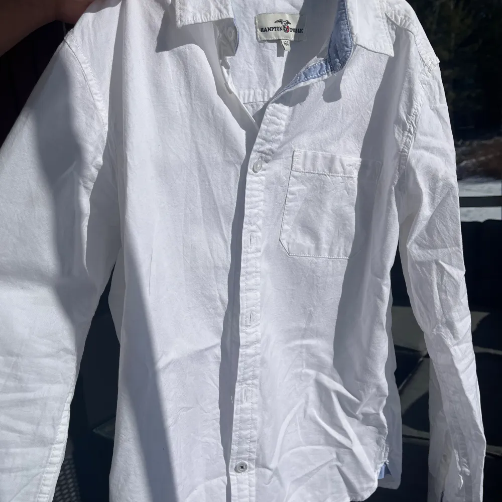 skjorta från Hampton Republic i fint skick 🤍 säljs då den blivit för liten köpt för 1500kr kan strykas innan ivägskick . Skjortor.