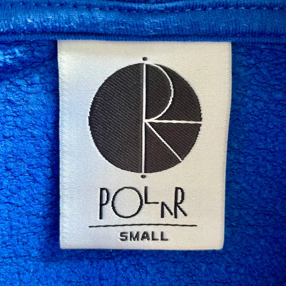 Hoodie från Polar Skate Co. Klarblå. Small. True to size. Bra begagnat skick. Inga skador eller fläckar.. Hoodies.